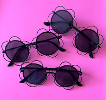Load image into Gallery viewer, Black Daisy Frames
