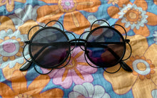 Load image into Gallery viewer, Black Daisy Frames
